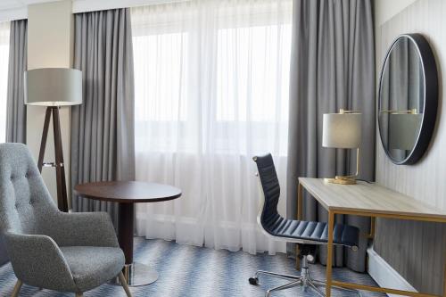 Standard King Room image 3