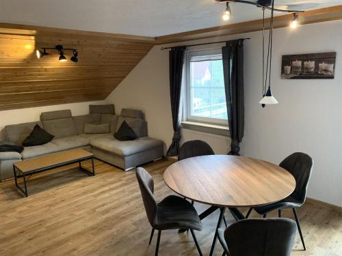Landgasthaus zum Kreuz GbR 9.1km von Berghof entfernt