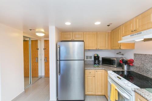 Ilikai Tower 409 Condo - Steps from Ala Moana Beach Park! - image 6