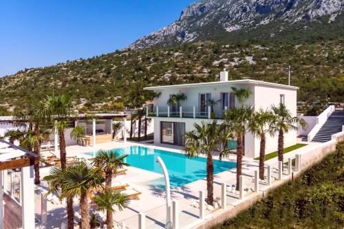 Villa Caribic with 72sqm private pool whirlpool sauna outdoor lounge area