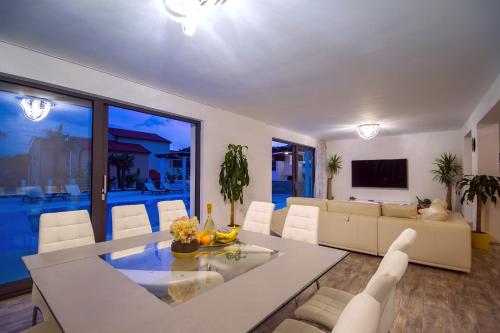 Villa Caribic with 72sqm private pool whirlpool sauna outdoor lounge area - image 13