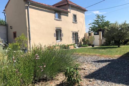 Logement neuf dans pigeonnier sur une propriété gîte à louer Randan