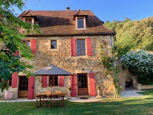 Maison Les Volets Rouges avec vue exceptionnelle proche de Sarlat gîte à louer Bézenac