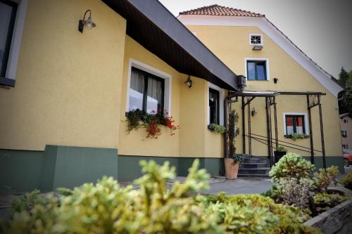 Viesnīcas āriene, Gostilna in Prenočišča Brančurnik (Gostilna in Prenocisca Brancurnik) in Ravne na Koroskem