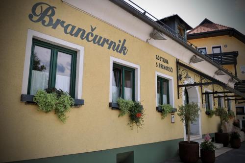 Viesnīcas āriene, Gostilna in Prenočišča Brančurnik (Gostilna in Prenocisca Brancurnik) in Ravne na Koroskem