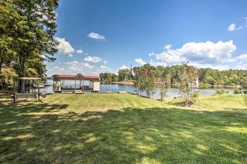 Updated Getaway on Toledo Bend with Pvt Boat Launch! Updated Getaway on Toledo Bend with Pvt Boat Launch!