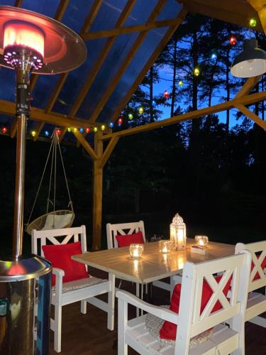 Forest house with outdoor hot tub in อซารี