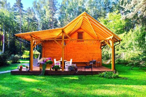 Forest house with outdoor hot tub in อซารี