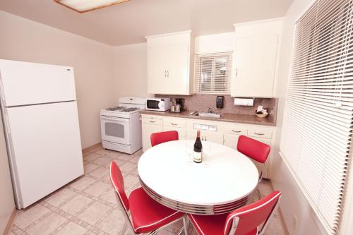 Cocina, Lone Oak Lodge in Monterey Airport Area