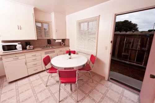 Cocina, Lone Oak Lodge in Monterey Airport Area