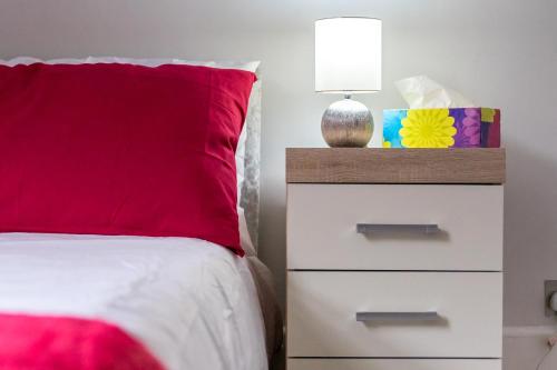 Enfield Town - Modern 3 Bedroom Serviced Apartment, Enfield, London