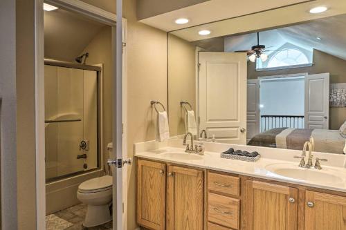 Family Condo with Pool - 2 Miles to Table Rock Lake!