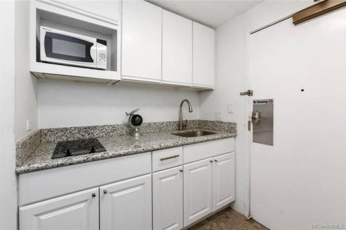 Spacious Studio w/ Parking, beach/mall/park