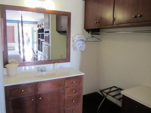 Warrick Plaza Inn - image 3