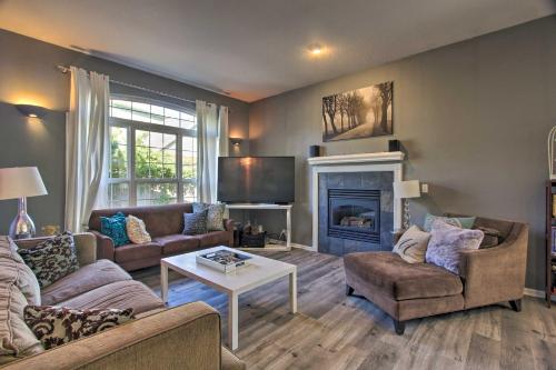 Pet-Friendly Home with Grill, 2 Mi to Autzen Stadium!