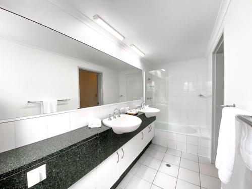 Two-Bedroom with Two Bathroom Apartment with Balcony image 3