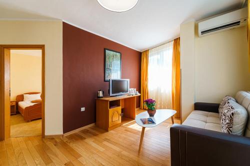 Double or Twin Room image 10