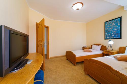 Double or Twin Room image 8