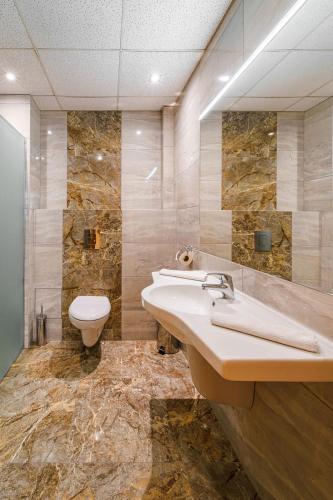 Double or Twin Room image 3
