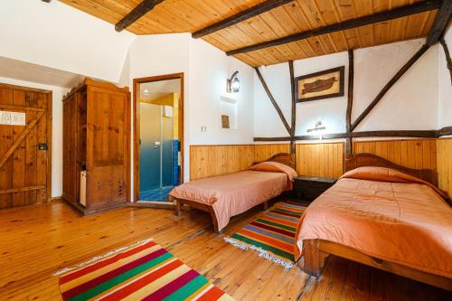 Twin Room with Garden View image 10