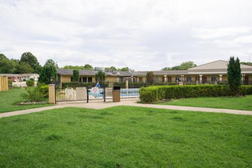 Woodridge Inn and Suites - 정원