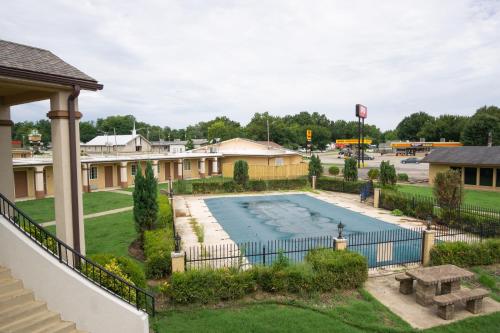 Woodridge Inn and Suites - 수영장