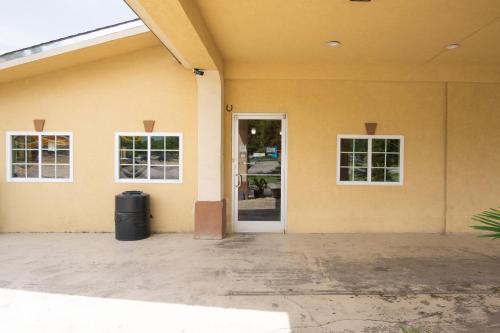 Woodridge Inn and Suites - 출입구