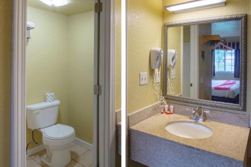 Woodridge Inn and Suites - 화장실