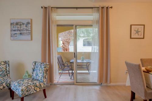 WFH Away from Home! FREE Wi-Fi and Parking, 4mi to Clearwater Beach thumb 4