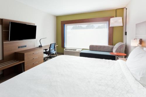 Holiday Inn Express & Suites - Fayetteville, an IHG Hotel