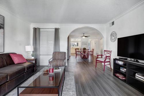 Remodeled ground floor golf course view condo!
