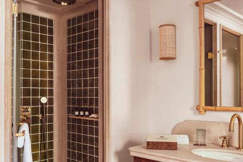 Deluxe Room - Double or Twin image 4