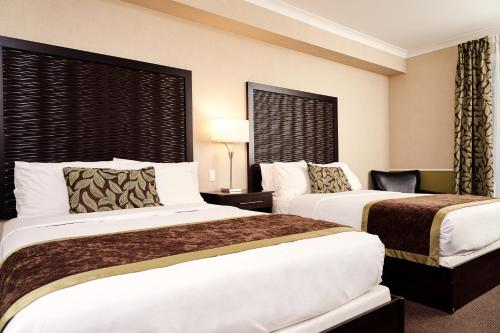 2 queen beds