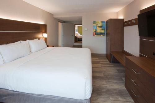 Queen Room with Two Queen Beds - Disability Access with Bath Tub