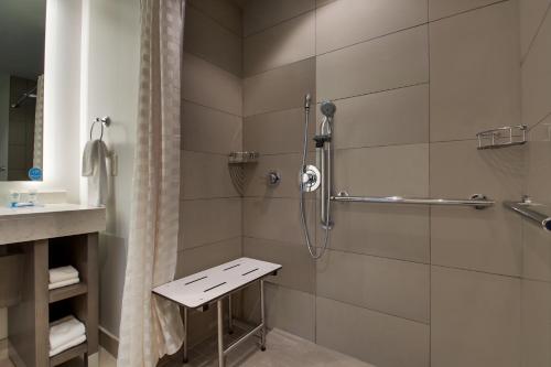Den King Room with Roll-in Shower - Disability Access
