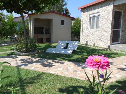  Costa Petra - Luxury Seaside Cottage with Garden - Vacation Home near Aegean and Olympus in Néa Meságkala