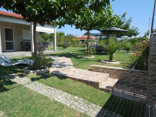 Costa Petra - Luxury Seaside Cottage with Garden - Vacation House for families in Greece