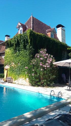 Maison Grandes Chambres avec cuisine -jardin -Terrasse-BBQ chambre d'hôte Sauveterre-de-Béarn