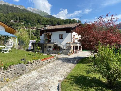  Appartamento in villa con giardino, Pension in Borno bei Colere