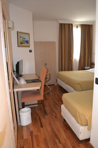 4 twin beds