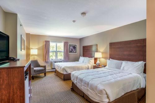 Queen Room with Two Queen Beds - Top Floor/Non Smoking