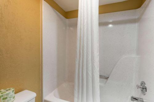 Econo Lodge Belton - Kansas City South - image 5
