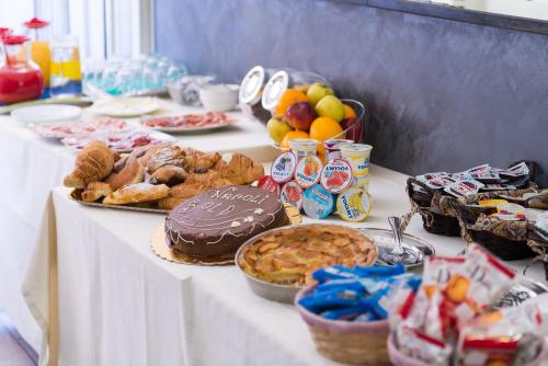 Gold Hotel - image 8