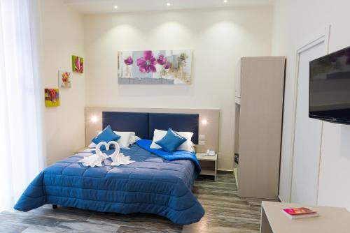 Gold Hotel - image 10