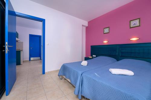 4 twin beds