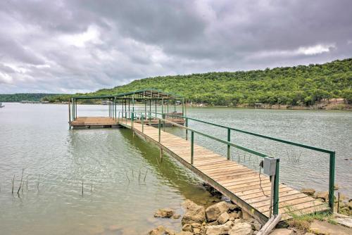 Waterfront Getaway with Deck Pet and Family Friendly! in Gordon, Vereinigte Staaten von Amerika