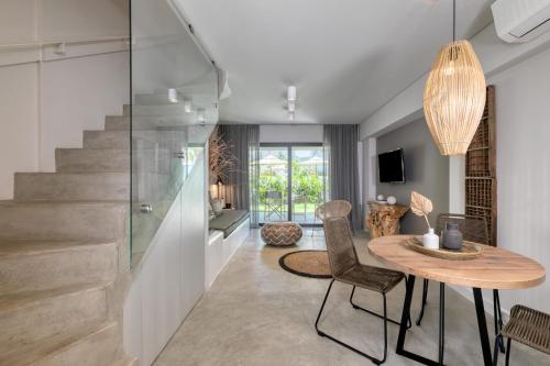 편의 시설/서비스, 크리스탈 워터스 (Crystal Waters) in 라프카다