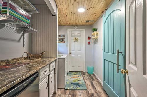 Cozy Chic Escape with Deck 4 Miles to Pigeon Forge!