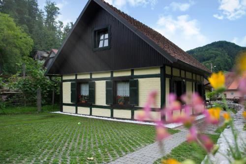 A szálláshely kívülről, Hiška ob potoku (Hiska ob potoku) in Dobrna