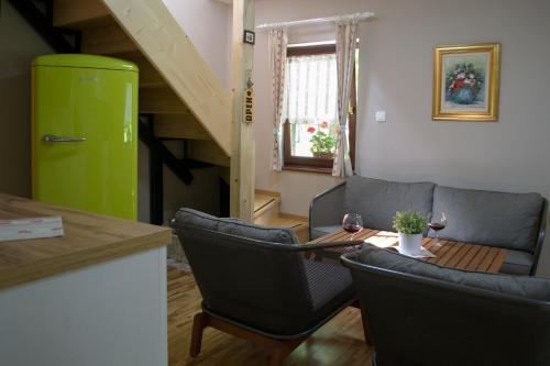 Hiška ob potoku (Hiska ob potoku) in Dobrna